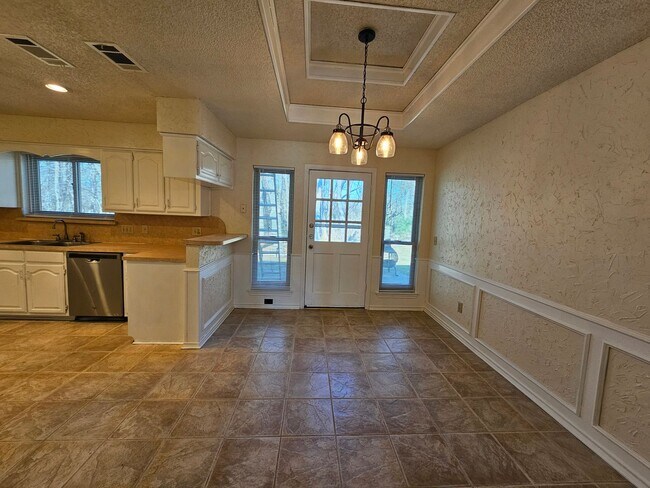 Building Photo - Charming home located in the well-maintain...