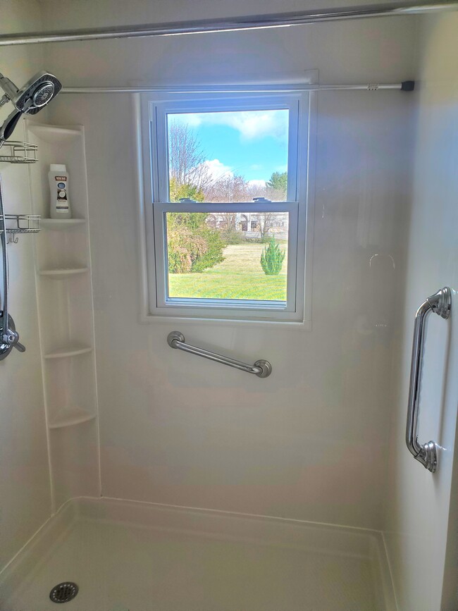 Shower - 4000 Navaho Dr