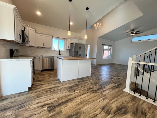 Building Photo - 4 Bed/3.5 Bath with 4 Stall Heated Garage!