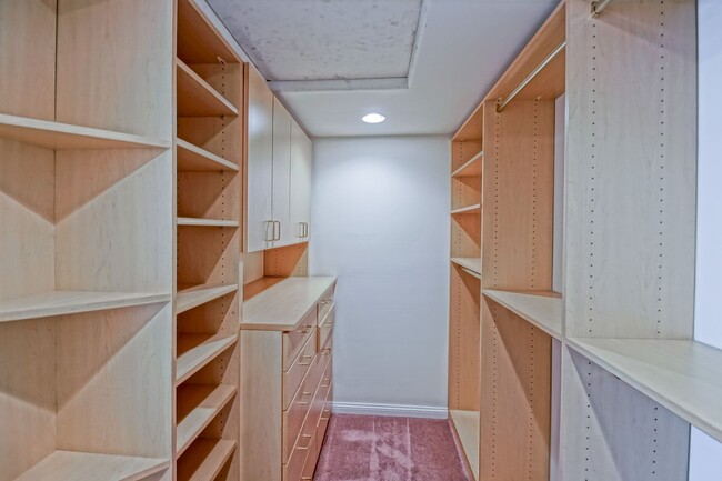Building Photo - VERY SPACIOUS, BRIGHT & AIRY HOME W/ UNIQU...