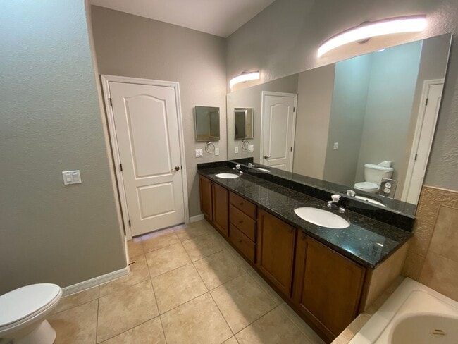 Building Photo - Lovely Carriage Home in Deland