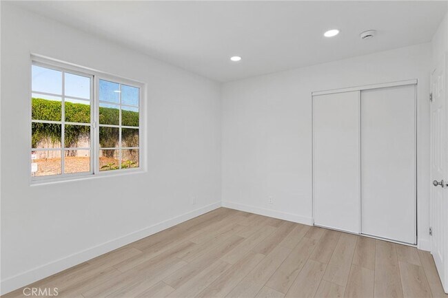 Building Photo - 348 W 83rd St