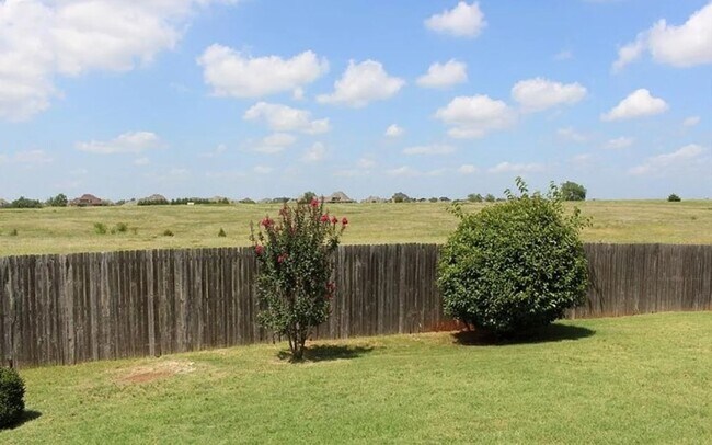 Building Photo - Well kept home in Edmond + 3 bedrooms + Office + Edmond Schools