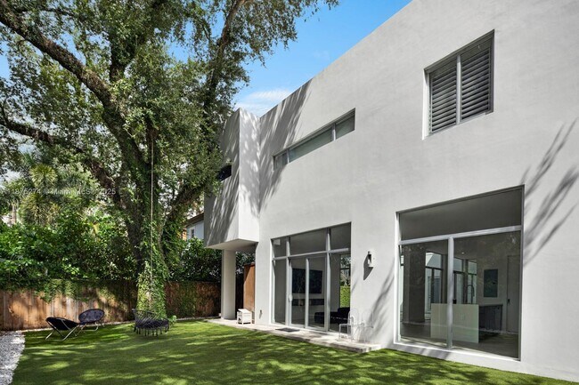 Building Photo - 5720 SW 24th St