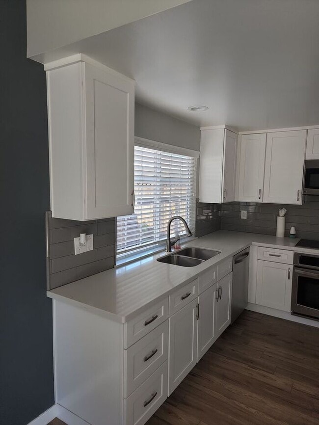 Building Photo - 4 bedroom single level home zoned for Reed...