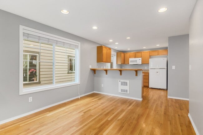 Building Photo - Lake City Townhouse 2 Bedroom 1.5 bath