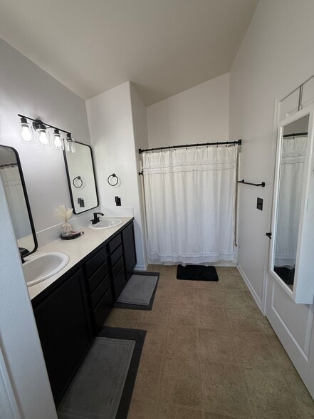 Master bath - 420 S Penn Pl