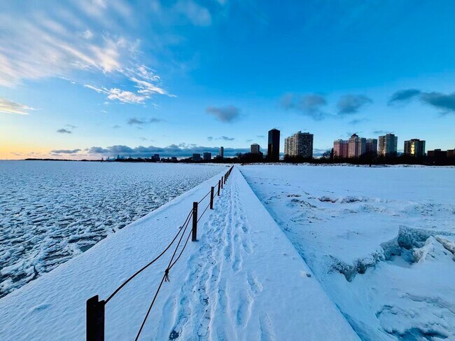 Building Photo - 5801 N Sheridan Rd