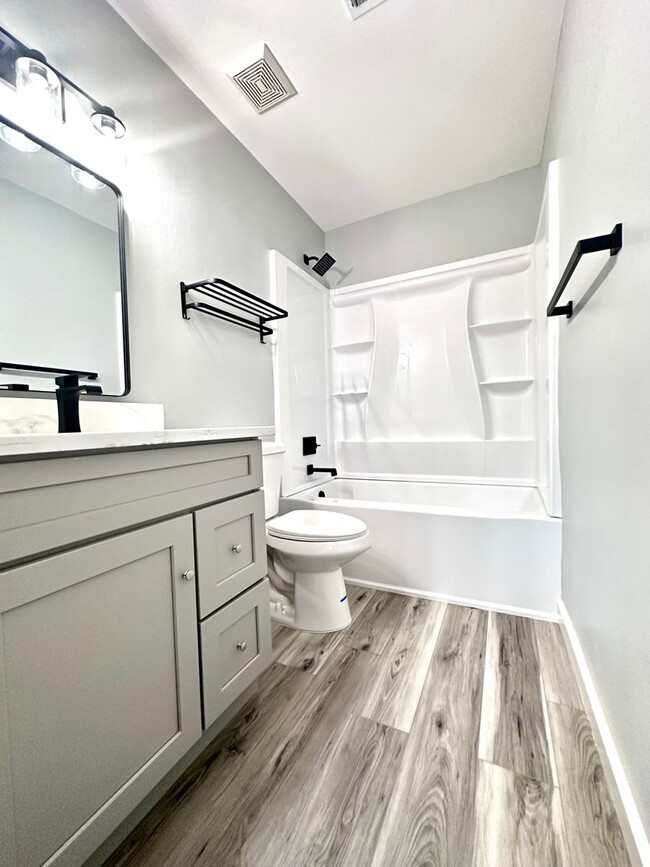 Building Photo - Beautifully Renovated 2B/2.5B Townhome wit...