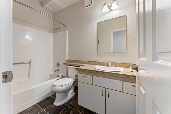 Building Photo - 3-bedroom 2 bath condo with a balcony in s...