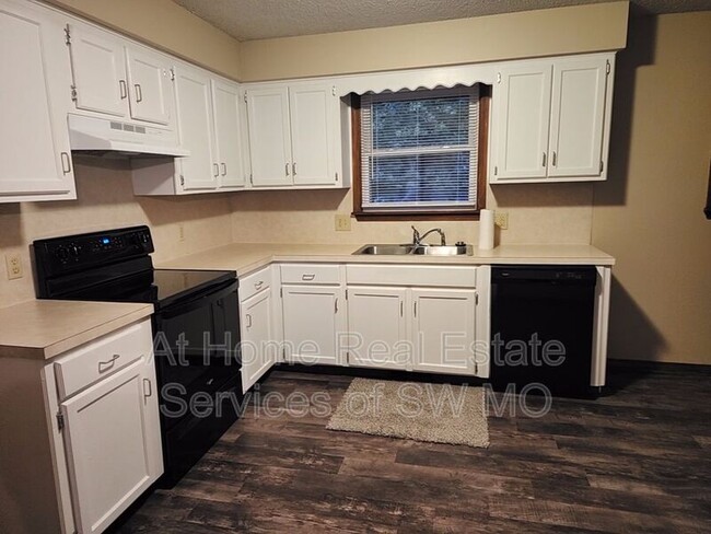 Building Photo - 206 N Oakwood Ave