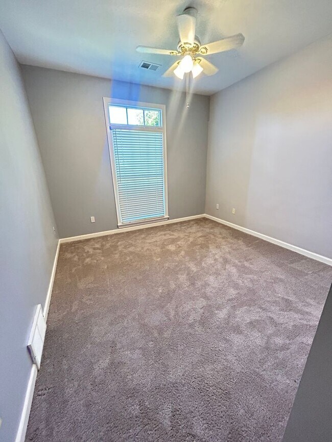 Building Photo - Beautiful Collierville home tucked away in...