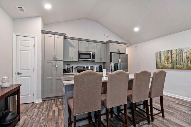 Building Photo - 213 Claire Dr SE