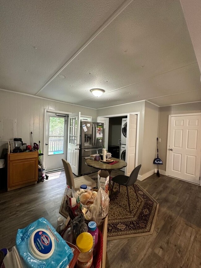 Building Photo - 4 Bedroom, 2 bathroom home near Caterpillar