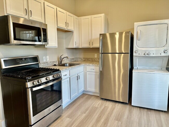 Building Photo - Second Floor, Studio Apartment in Old Town Bluffton!