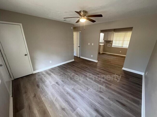 Building Photo - 502 Fall Dr