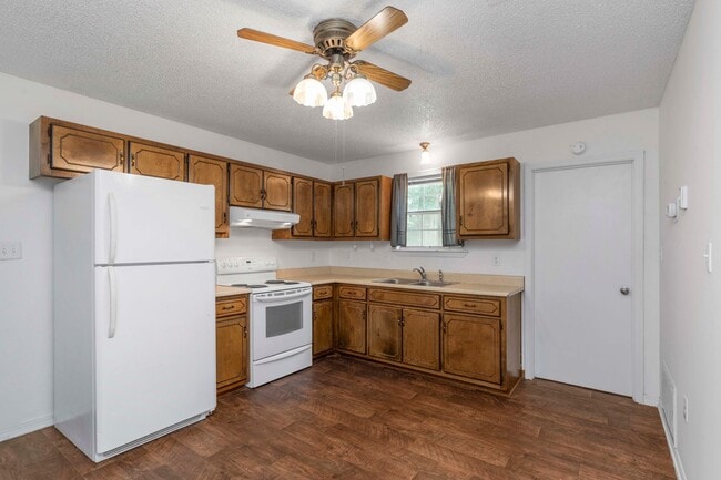 Building Photo - AVAILABLE IN OCTOBER! 2 beds 1 bath
