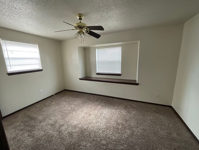 Building Photo - Spacious 4 bed, 1.5 bath