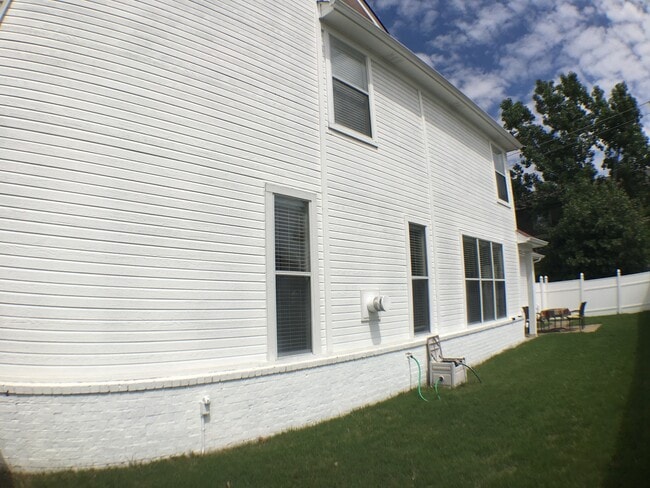 Building Photo - RARE HUGE fenced yard. Pets are allowed.