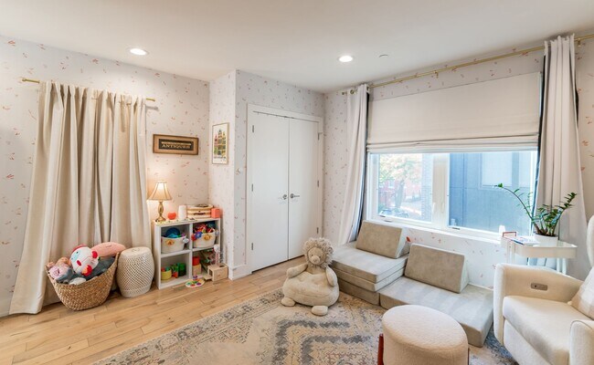 Building Photo - Three Bed Olde Kensington Home