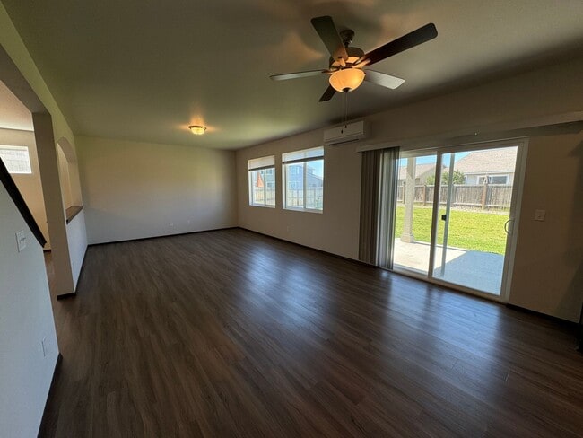 Building Photo - Newer, Spacious 5 Bedroom 3 Bed House!