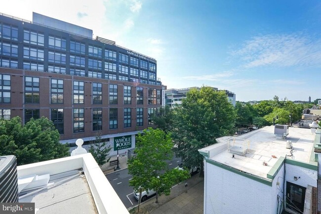 Building Photo - 812 6th St NE