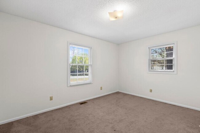 Building Photo - Country Living! Brick Ranch!