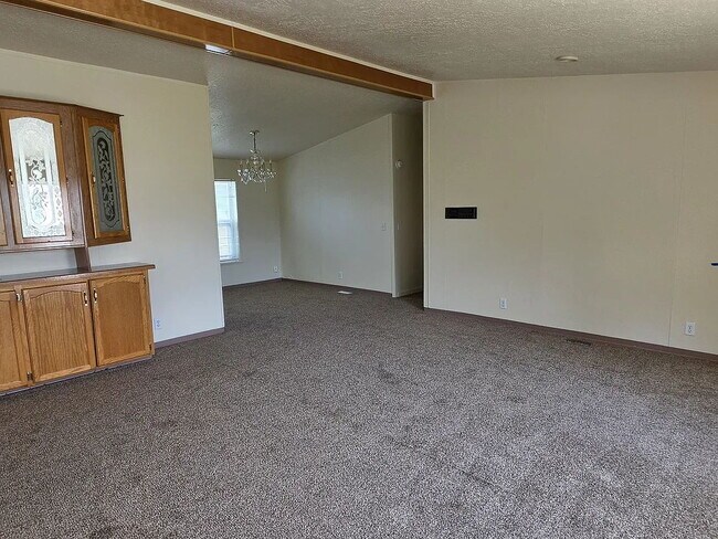 Building Photo - "Charming 4-Bedroom Retreat with Cozy Fireplace in Woodburn – 1900 Sq Ft of Comfort!"