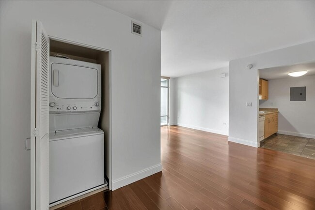 Building Photo - 425 W Beech St
