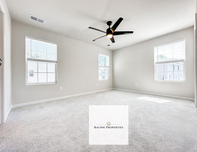 Building Photo - Beautiful new townhome available in Travelers Rest