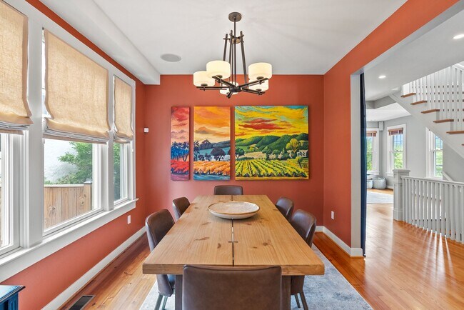 Building Photo - Spacious Kent Home | 6 Bed | 4 Bath | 4,000 Sf | Front Porch + Backyard | Detached 4-Car Garage