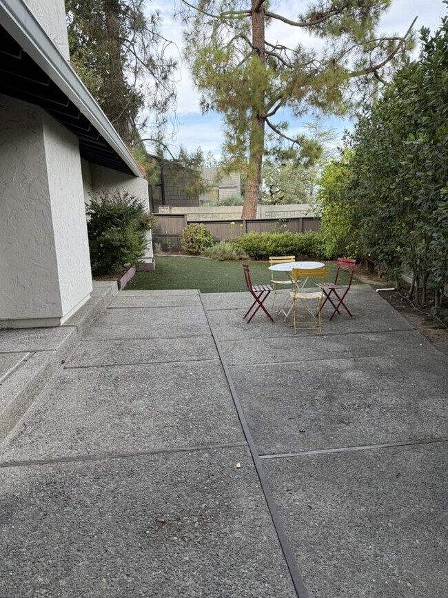 Building Photo - 2439 Sharon Oaks Dr