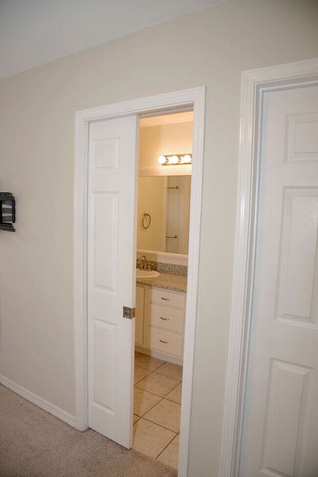 Building Photo - Central Niceville Home with Lawncare Included!