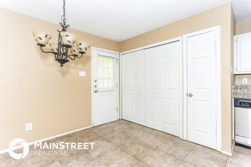 Building Photo - 6412 Sandhurst Ln E
