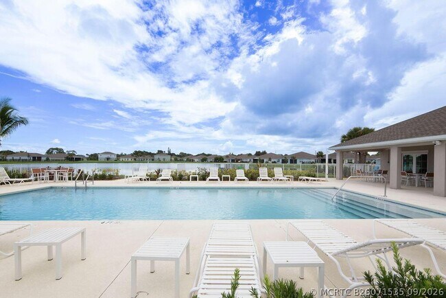 Building Photo - 818 Persimmon Pl