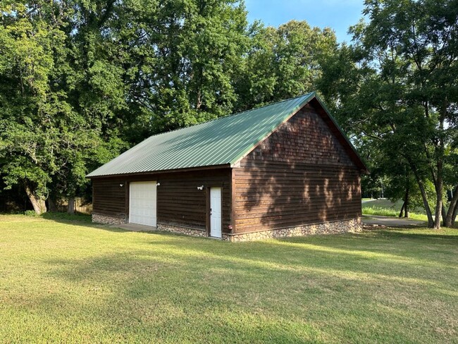 Building Photo - Fabulous 5/4.5 Home in the Leatherwood Area