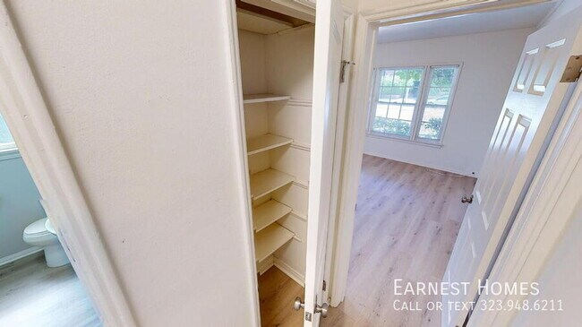 Building Photo - 127 N Doheny Dr