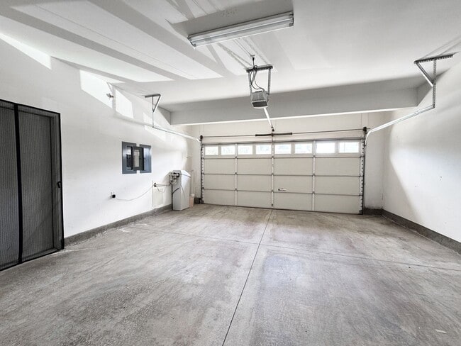 Building Photo - Spacious Ewa Beach Home with Central A/C