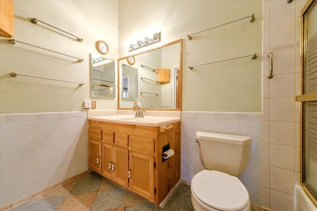 Building Photo - Fantastic 2-Bed, 2-Bath Townhouse with Pri...