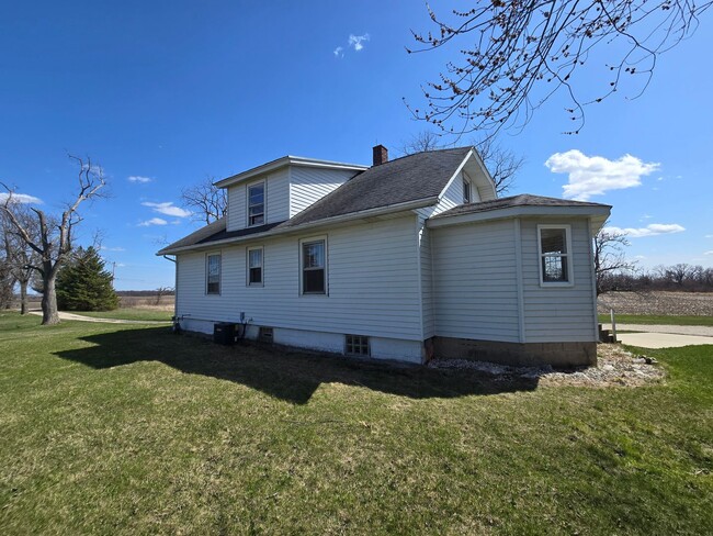 Building Photo - Large 4 Bedroom Farmhouse