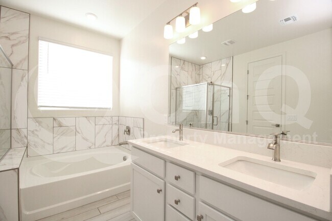 Building Photo - 3037 W la Mirada Dr