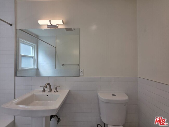 Building Photo - 102 Gaviota Ave