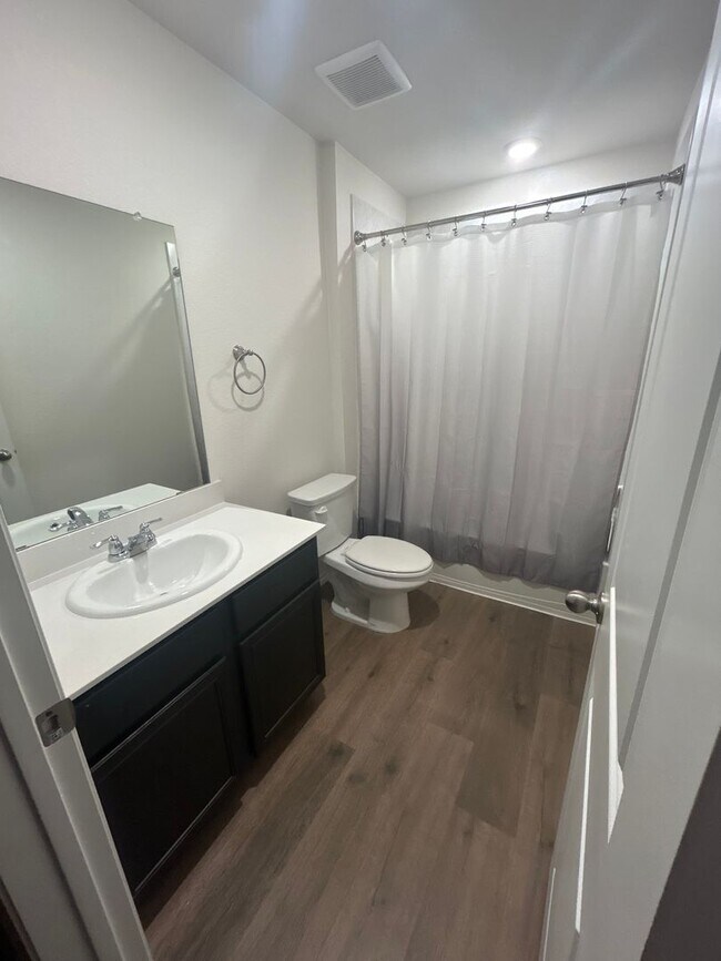 Building Photo - 3 Bedroom 2 Bath