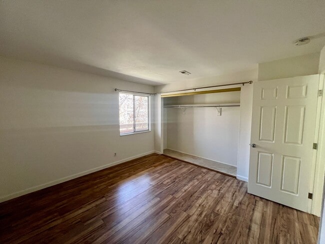 Building Photo - $500 Move in Special - 2nd Floor 1bed/1bath with Laundry and Parking!