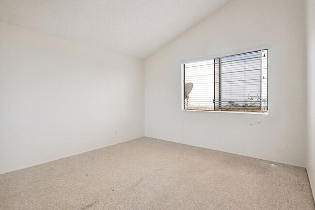 Building Photo - Beautiful Ocean & Golfcourse View!