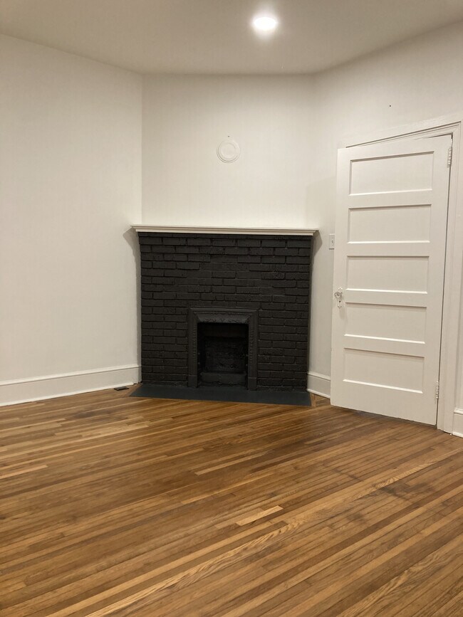 Building Photo - 951 W Branch Ave