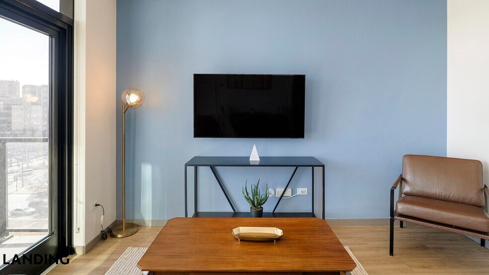 Building Photo - 513 S Damen Ave