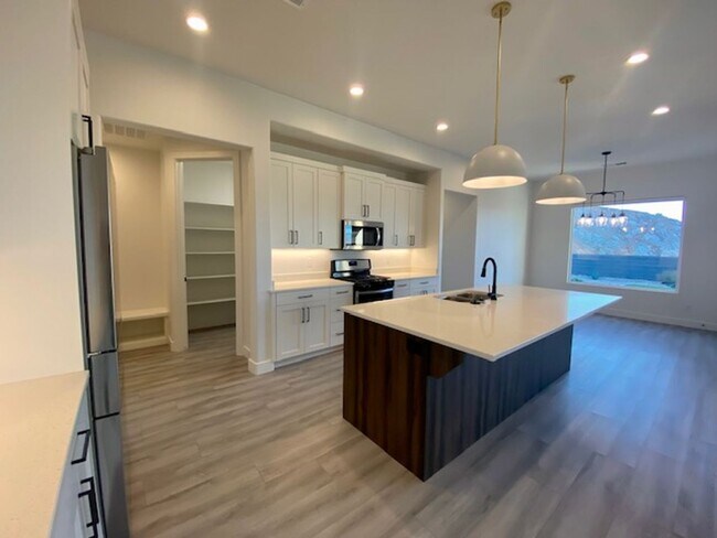 Building Photo - SPACIOUS HOME FOR RENT!
