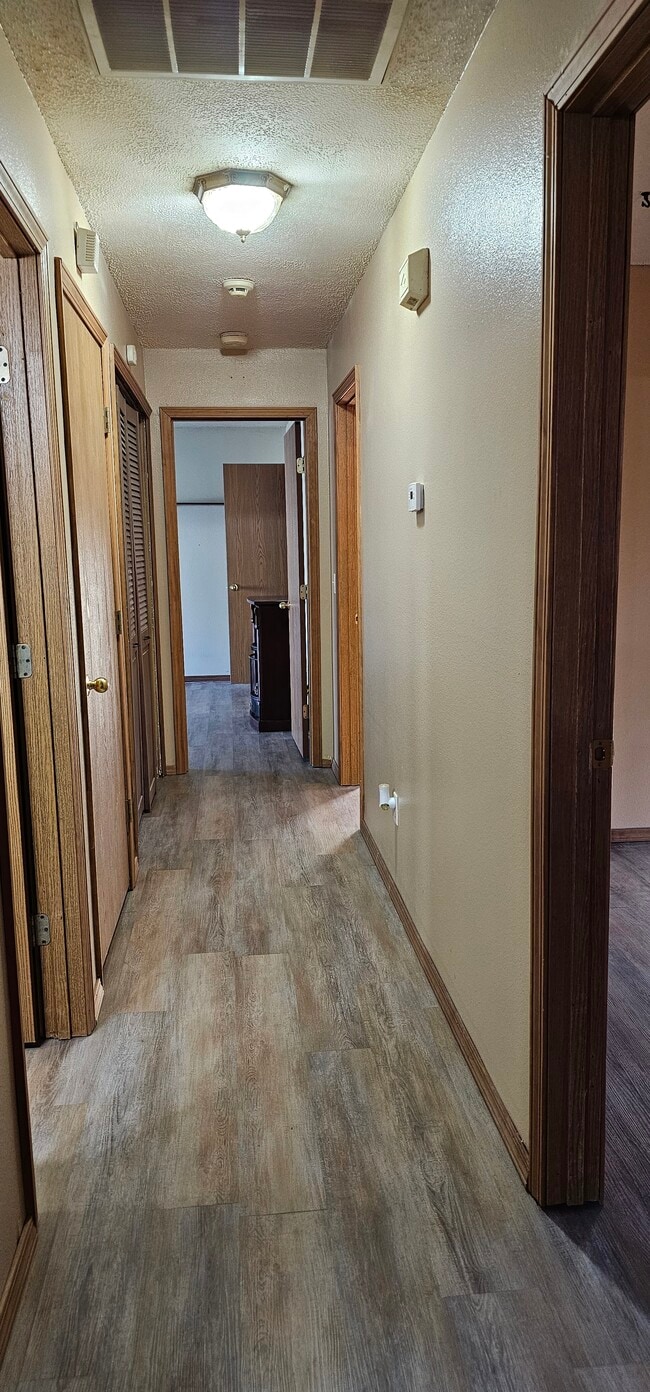 Building Photo - 8660 Brookside Cir