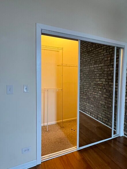 Building Photo - 2358 N Clybourn Ave